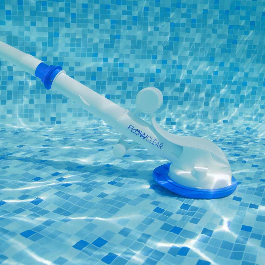 Detail van de Bestway Flowclear AquaSweeper zwembadstofzuiger onder water, met witte en blauwe kleuren.
