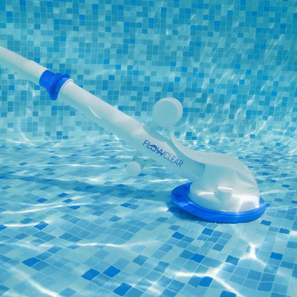 Detail van de Bestway Flowclear AquaSweeper zwembadstofzuiger onder water, met witte en blauwe kleuren.
