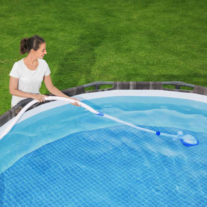 Bestway Flowclear AquaSweeper zwembadstofzuiger in gebruik, vrouw reinigt bovengronds zwembad.