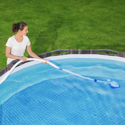 Bestway Flowclear AquaSweeper zwembadstofzuiger in gebruik, vrouw reinigt bovengronds zwembad.