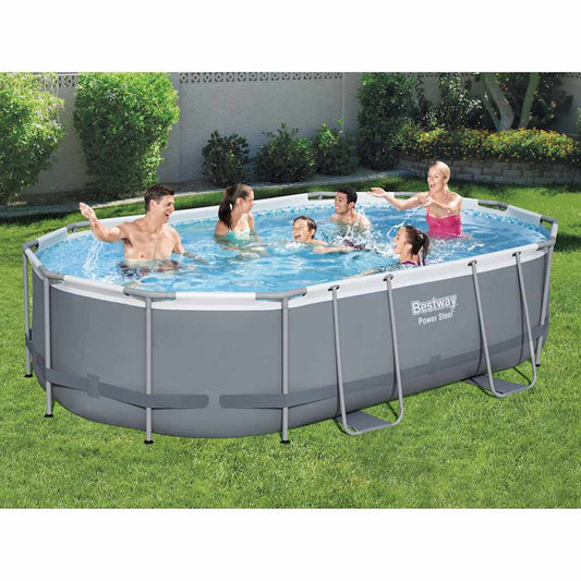 Bestway Power Steel ovaal zwembad van 488x305x107 cm met zwemmende gezinnen in de tuin.
