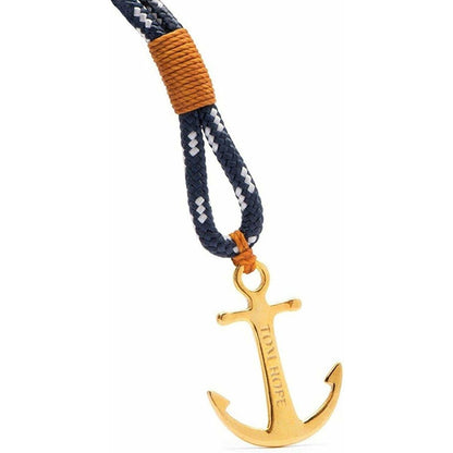 Detail van de gouden ankerhanger met blauwe koord van de Tom Hope armband.