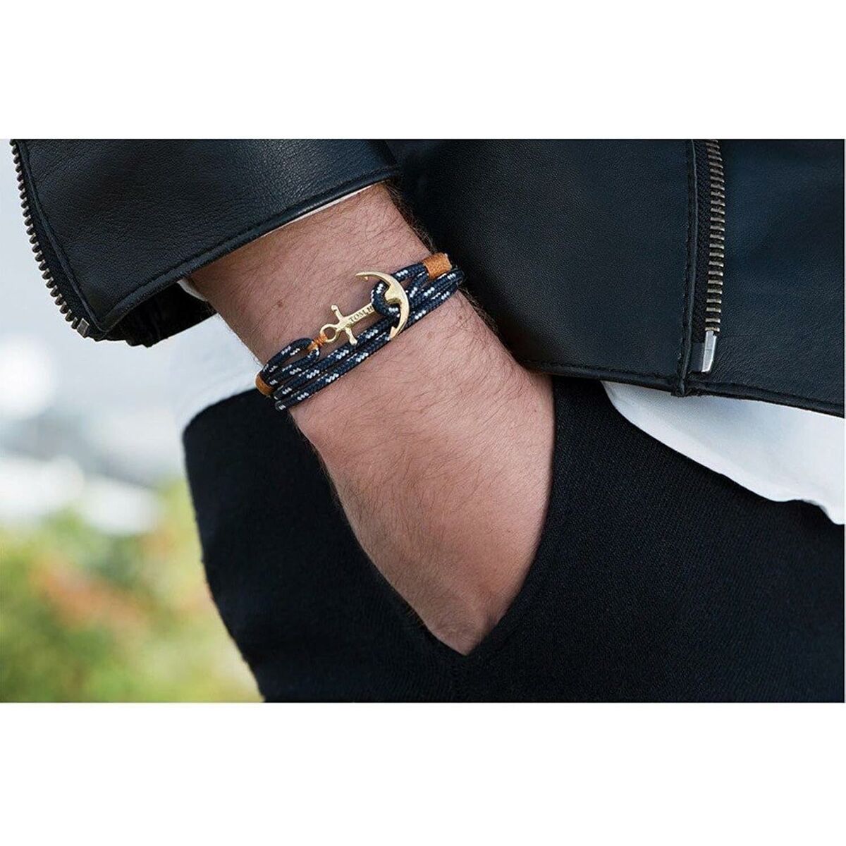Detail van de Tom Hope 24k armband met blauwe kleur en gouden anker, gedragen om de pols.