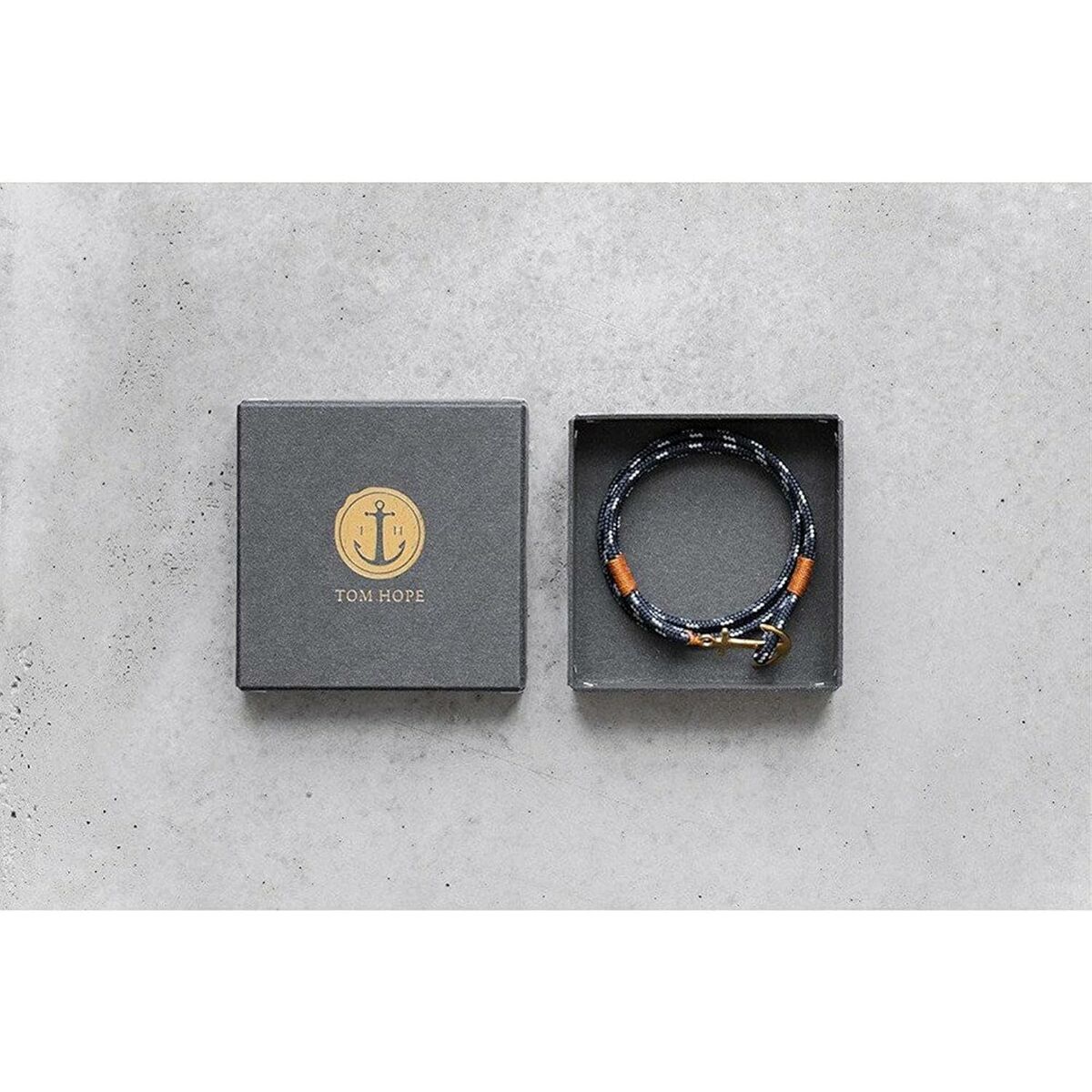 Detail van de Tom Hope armband in een luxe verpakking met merklogo.
