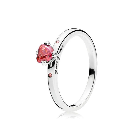 Zilverkleurige Pandora ring met een roze hartvormige steen en elegante details.