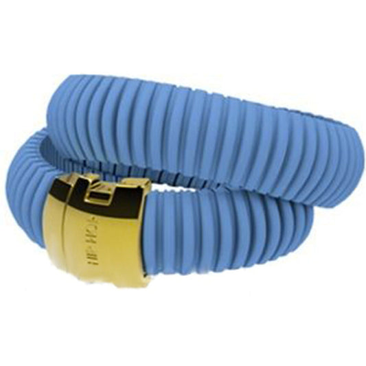 Lichtblauwe dubbele armband van Hip Hop met gouden sluiting en ribbelstructuur.