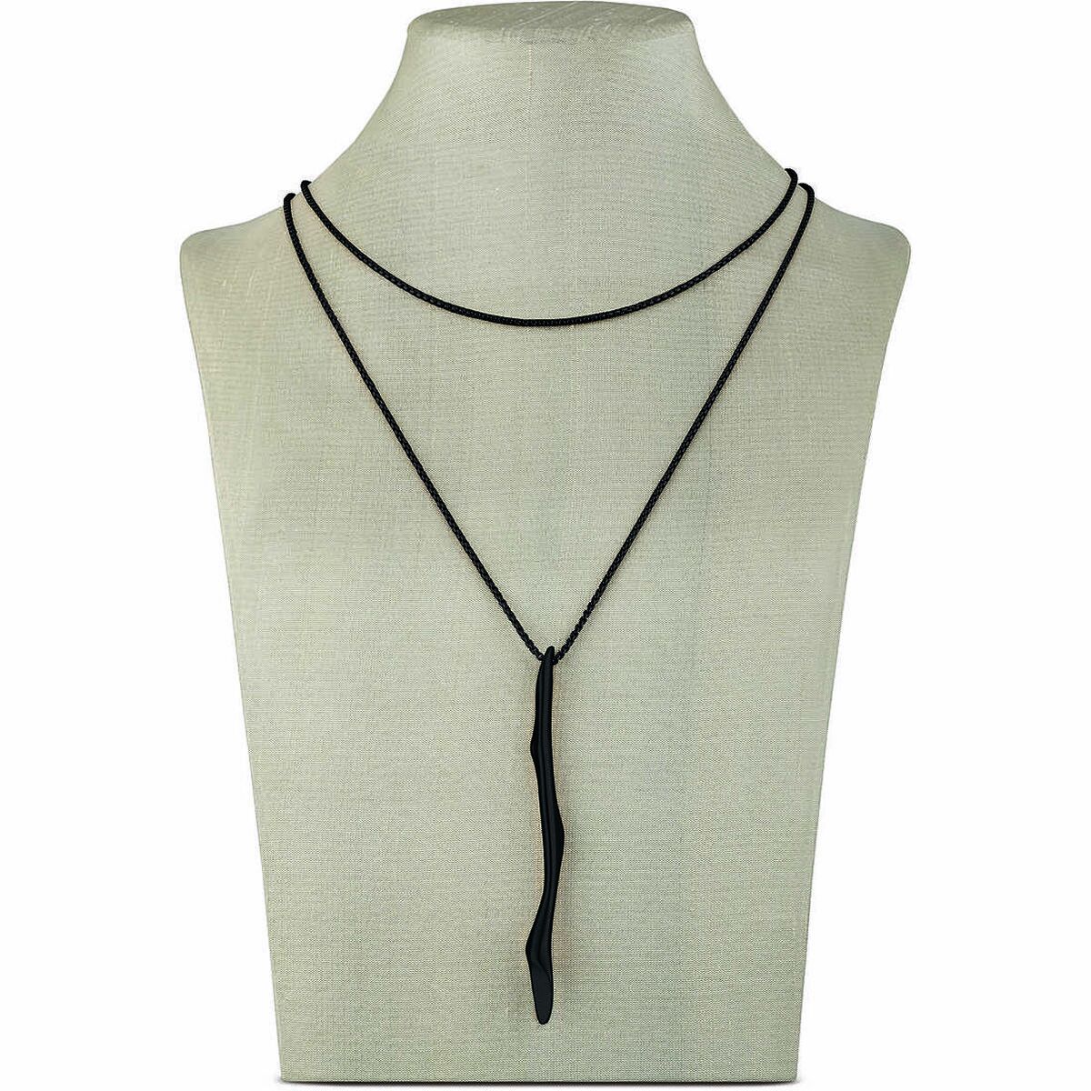 Detail van de Breil B WITCH ketting met een elegante, lange hanger in zwart.