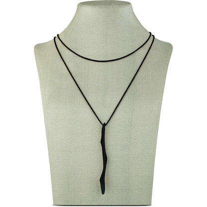 Detail van de Breil B WITCH ketting met een elegante, lange hanger in zwart.