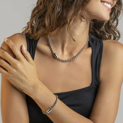 Detail van de Breil armband TJ2932 gedragen door een vrouw, met elegante zilveren schakels.