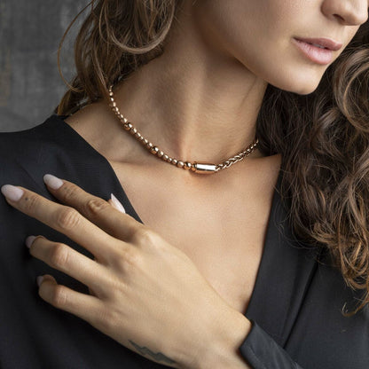 Detail van de Breil armband met elegante schakels, gedragen om de pols van een vrouw.
