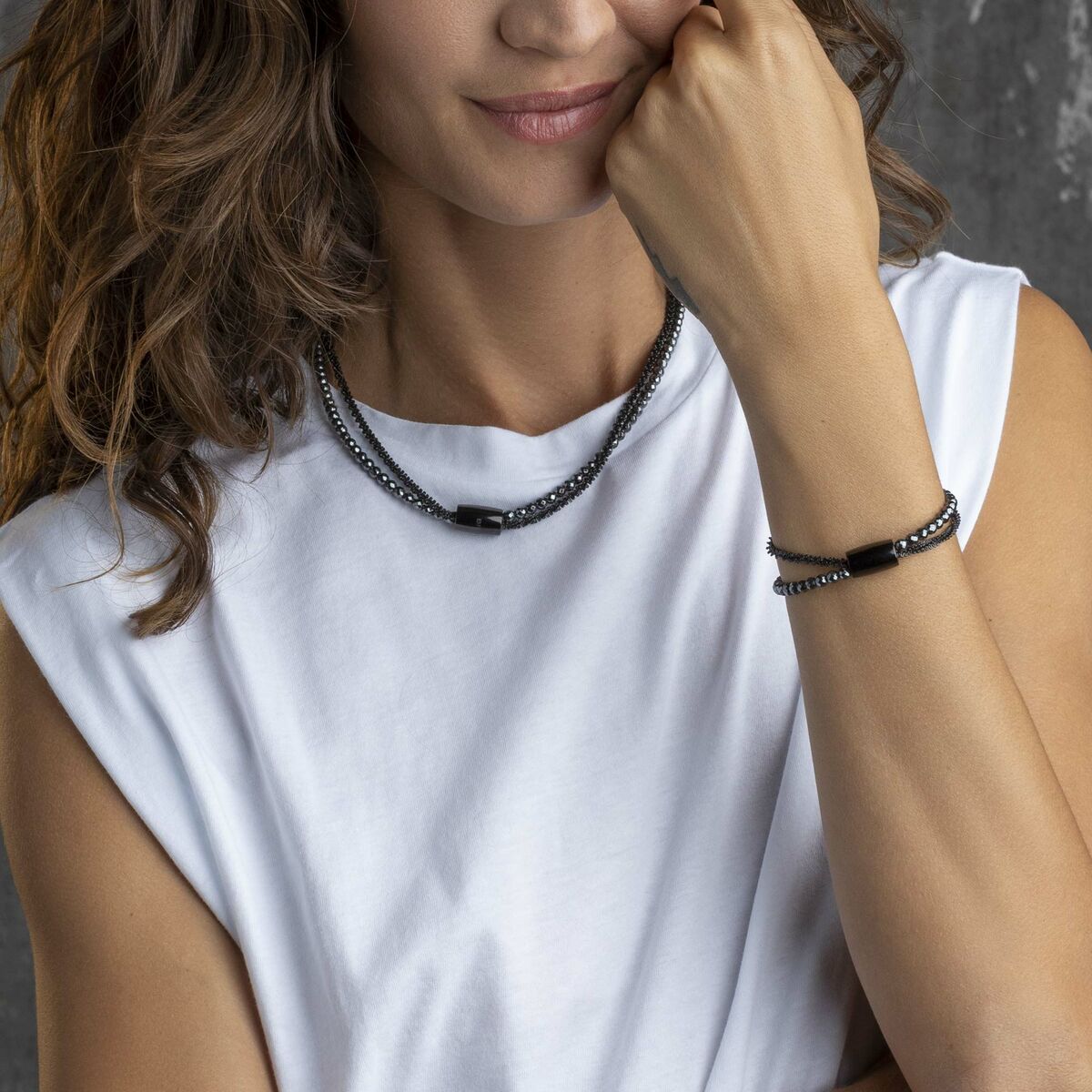Zijaanzicht van een vrouw die de Breil armband elegant draagt, gecombineerd met een ketting.