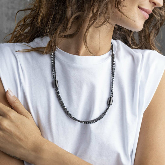 Elegante Breil ketting voor dames, met een verfijnd ontwerp in zwart en zilver.