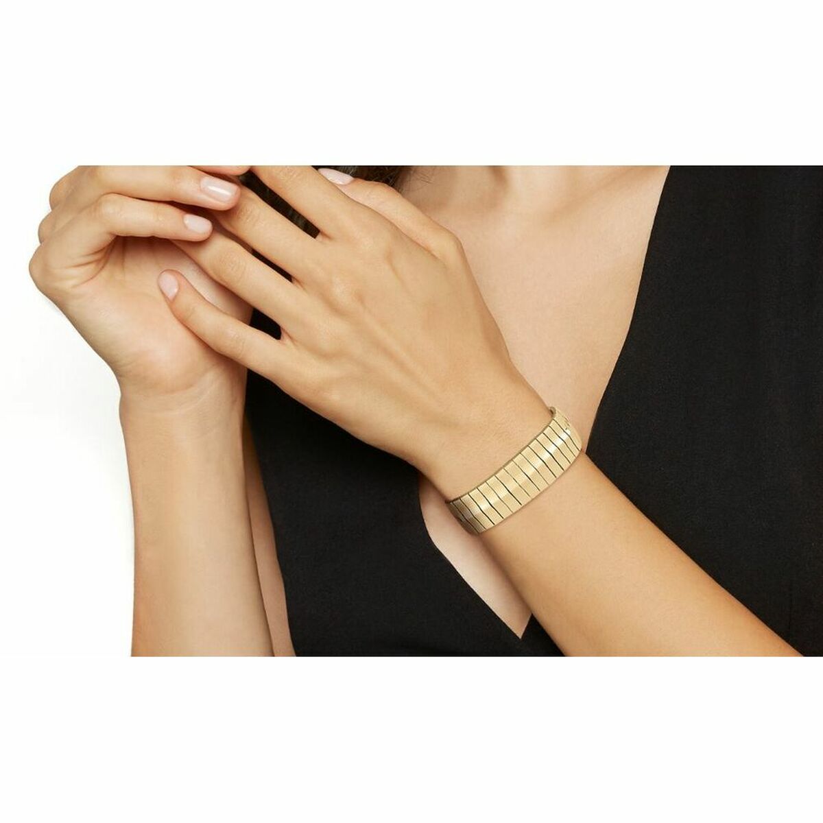 Gouden Breil armband TJ2943 gedragen om een elegante pols, detail van het ontwerp.