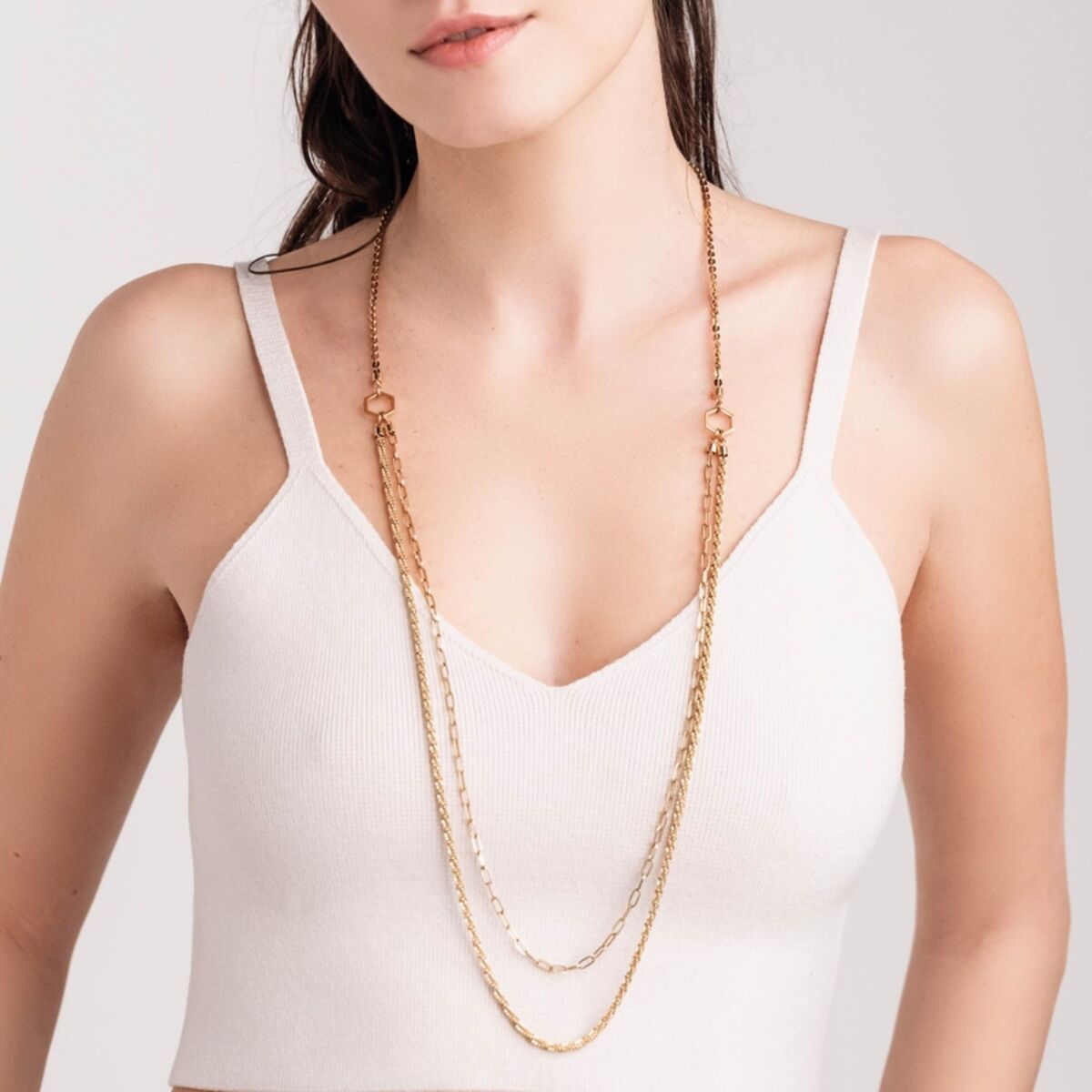 Detail van de Breil gouden ketting, elegant en veelzijdig, gedragen door een model.