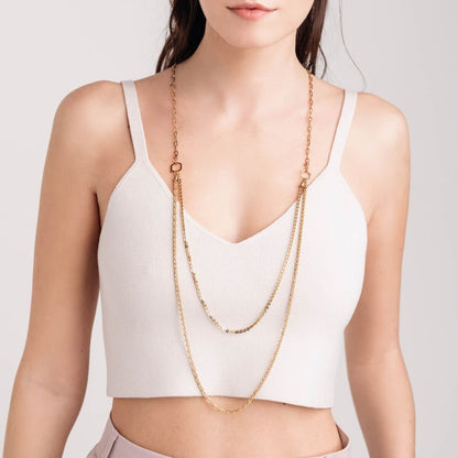 Detail van de Breil TJ3004 gouden ketting, elegant gedragen op een lichte top.