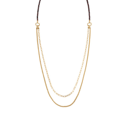 Detail van de Breil ketting met gouden schakels en een elegante, dubbele laag.
