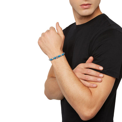 Detail van de Breil armband met cirkelvormige schakelontwerp, gedragen door een man.