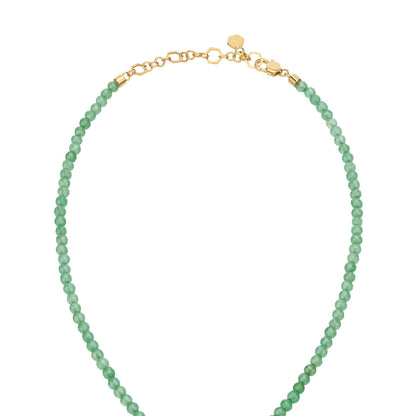 Detail van de Breil TJ3152 ketting met groene kralen en gouden sluiting.