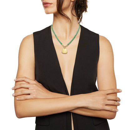 Detail van de Breil ketting TJ3152, elegant ontwerp met groene kralen en gouden hanger.