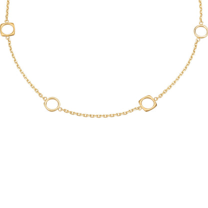 Detail van de elegante Breil ketting met gouden schakels en geometrische vormen.