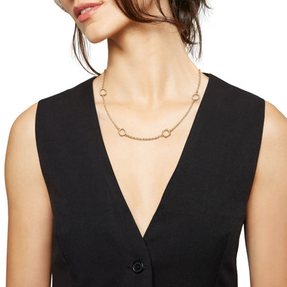 Detail van de elegante Breil ketting met ronde schakels, gedragen door een vrouw.