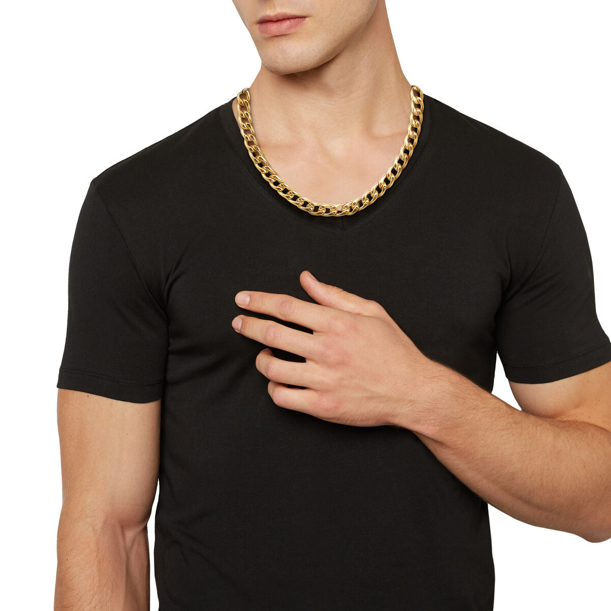 Detail van de Breil TJ3260 ketting, luxe gouden schakels, gedragen op een zwarte shirt.