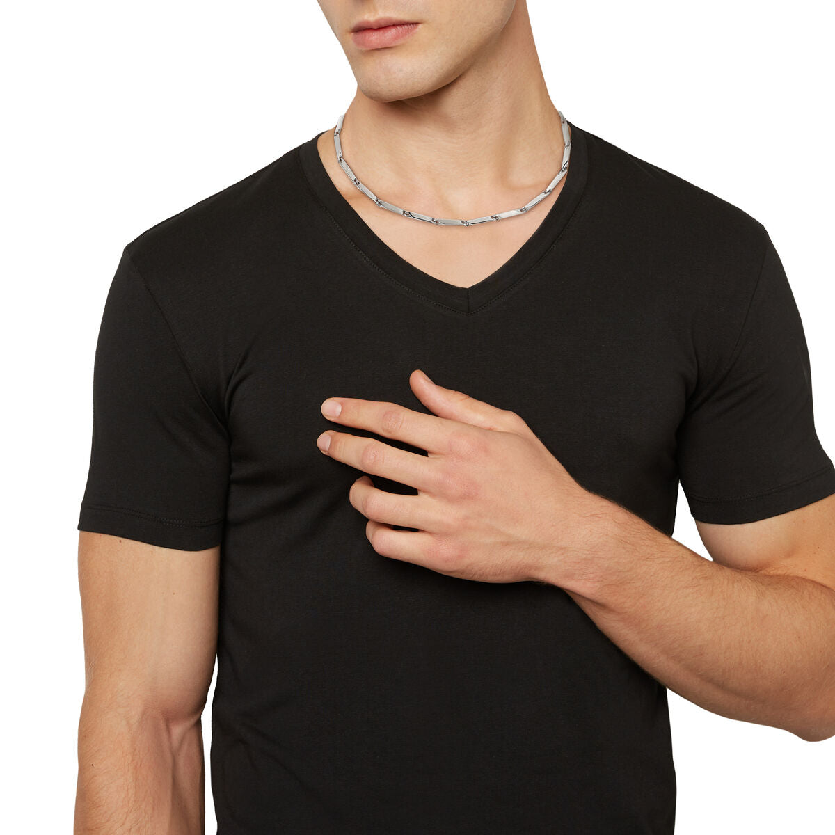 Detail van de Breil ketting in sterling zilver 925, gedragen door een model.