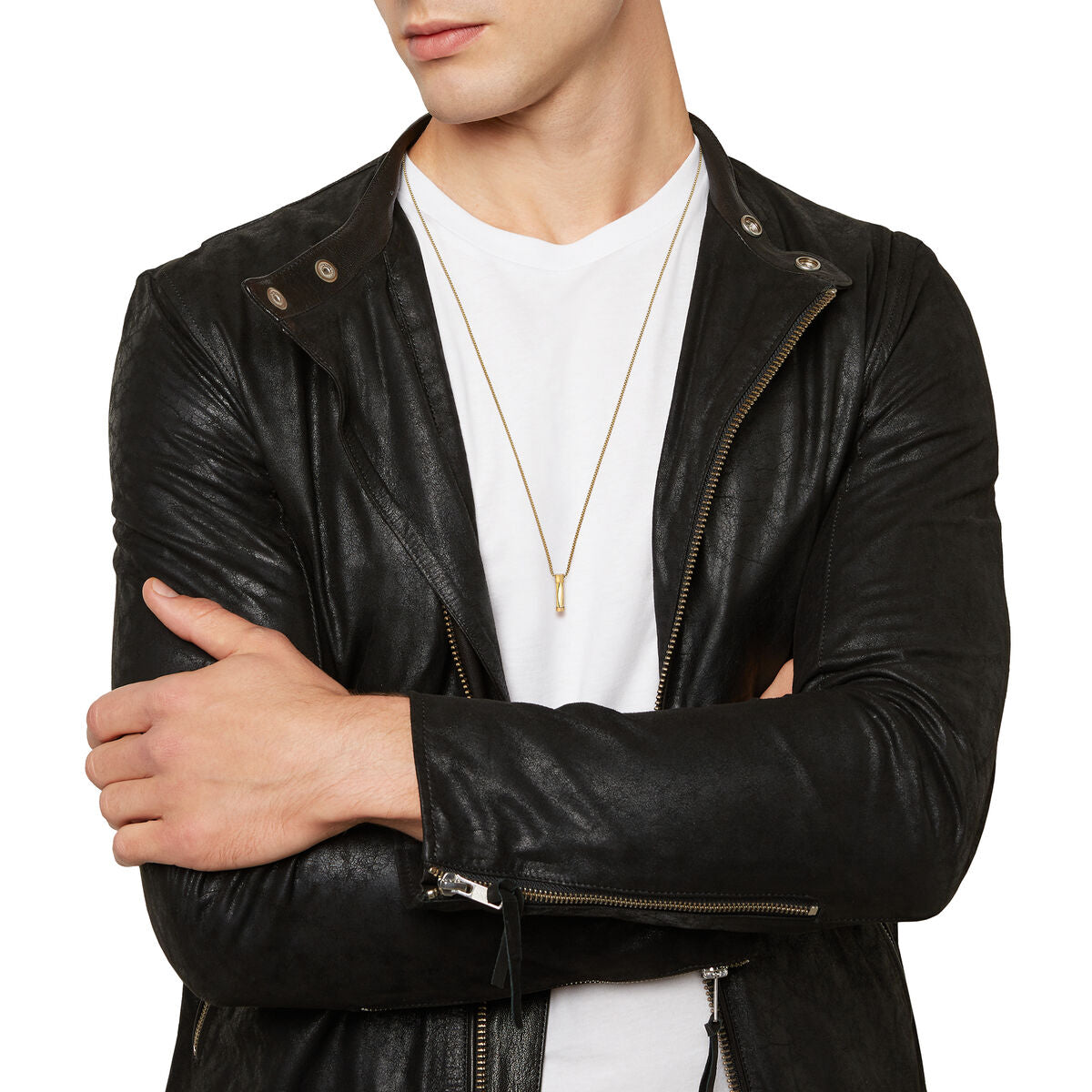 Detail van de Breil ketting in sterling zilver, gedragen door een model met een leren jas.
