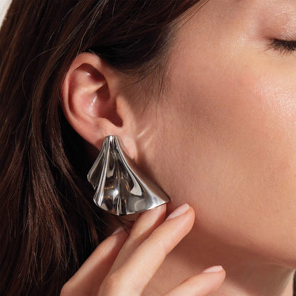 Detail van de Breil oorbel in sterling zilver, elegant en met een unieke, vloeiende vorm.