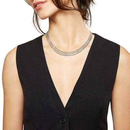 Elegante Breil ketting van sterling zilver, gedragen door een vrouw met een zwarte top.
