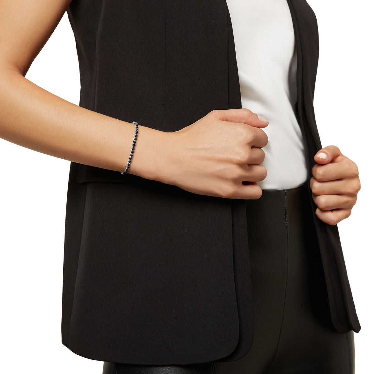 Zijaanzicht van de Breil armband in sterling zilver, elegant gedragen met een zwarte outfit.