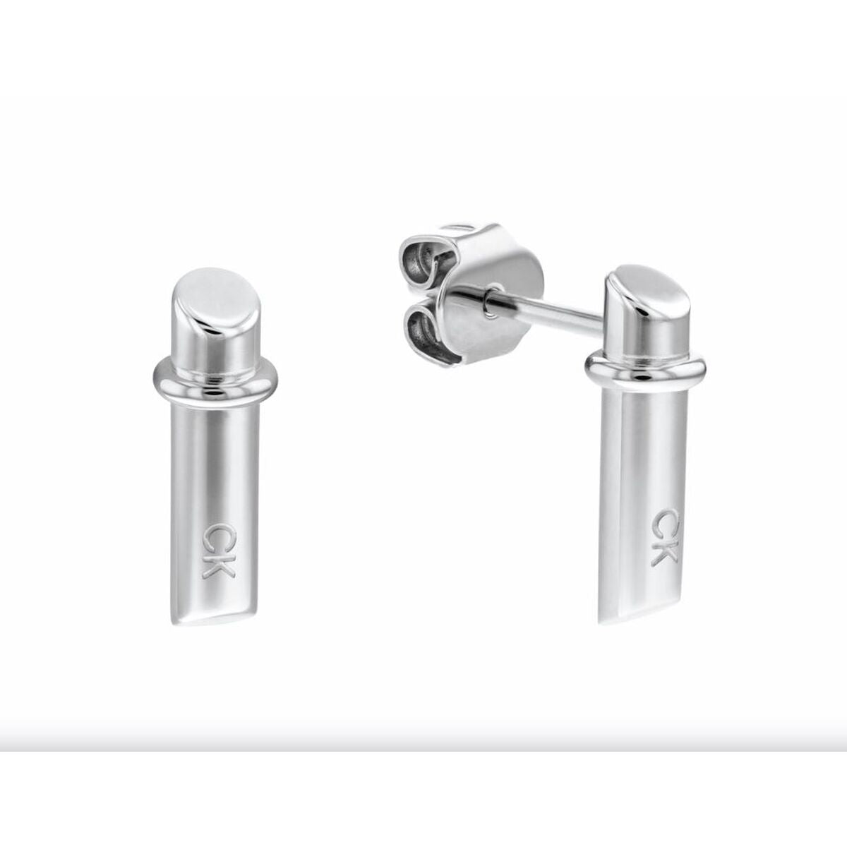 Detailweergave van de Calvin Klein oorbellen in roestvrij staal, met een elegant ontwerp en merklogo.