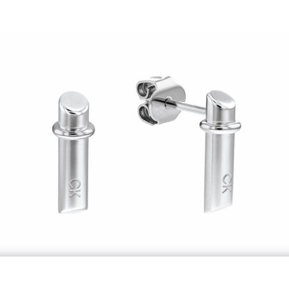 Detailweergave van de Calvin Klein oorbellen in roestvrij staal, met een elegant ontwerp en merklogo.