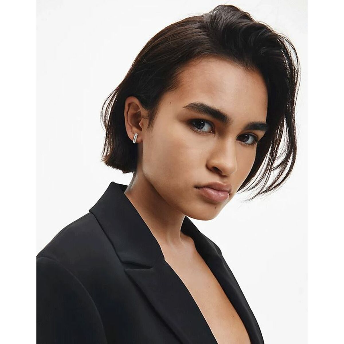 Elegante Calvin Klein oorbellen van roestvrij staal, gedragen door een model met een chique uitstraling.