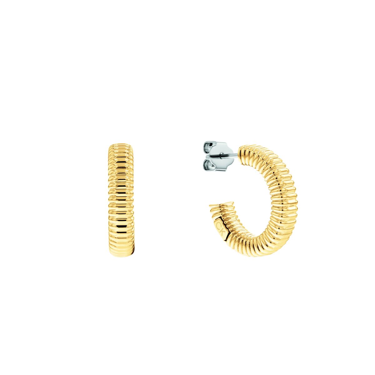 Gouden Calvin Klein oorbellen met een tijdloos, elegant ontwerp in roestvrij staal.