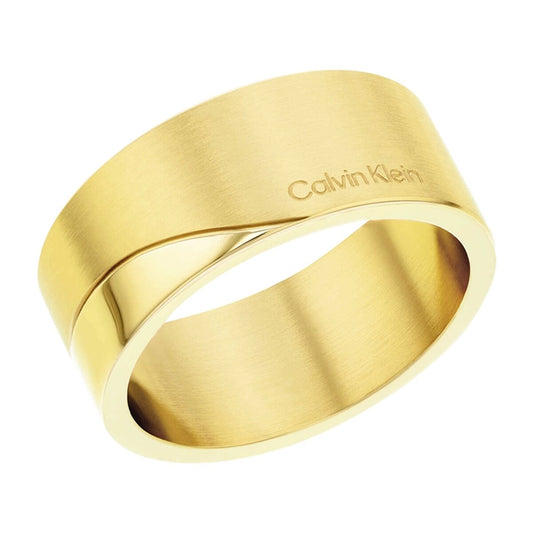 Gouden Calvin Klein ring met een elegant, gestroomlijnd ontwerp en merknaam.