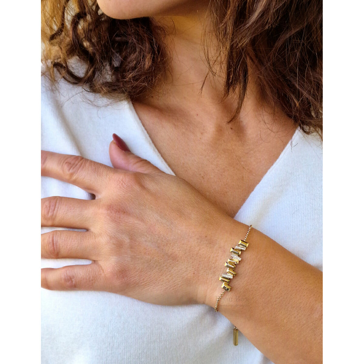 Detail van de Calvin Klein armband met elegant design, gedragen om een hand.