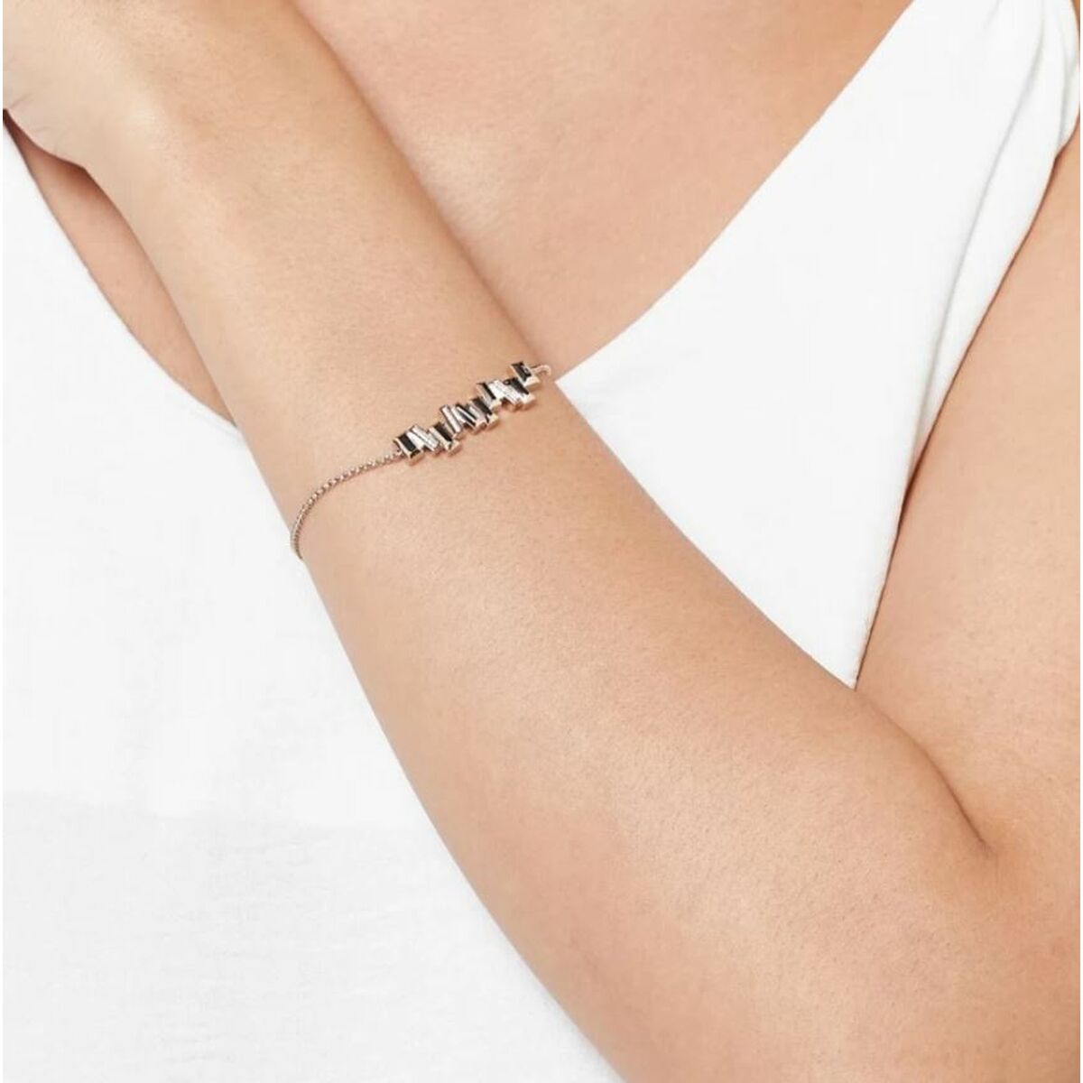 Detail van de Calvin Klein armband voor dames, elegant design met roestvrijstalen elementen.