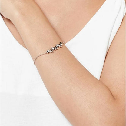 Detail van de Calvin Klein armband voor dames, elegant design met roestvrijstalen elementen.