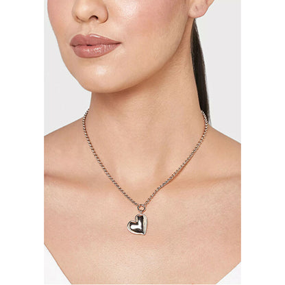 Tijdloze Calvin Klein ketting met hartvormige hanger, elegant gedragen om de hals.