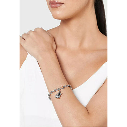 Detail van de Calvin Klein armband in roestvrij staal, gedragen om de pols.