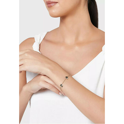 Detail van de Calvin Klein armband voor dames, elegant om de pols gedragen.