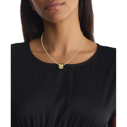 Detail van de Calvin Klein ketting in roestvrij staal, elegant gedragen boven een zwarte top.