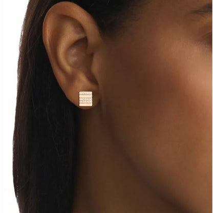 Detail van de Calvin Klein oorbellen in een elegant ontwerp, gedragen aan het oor.