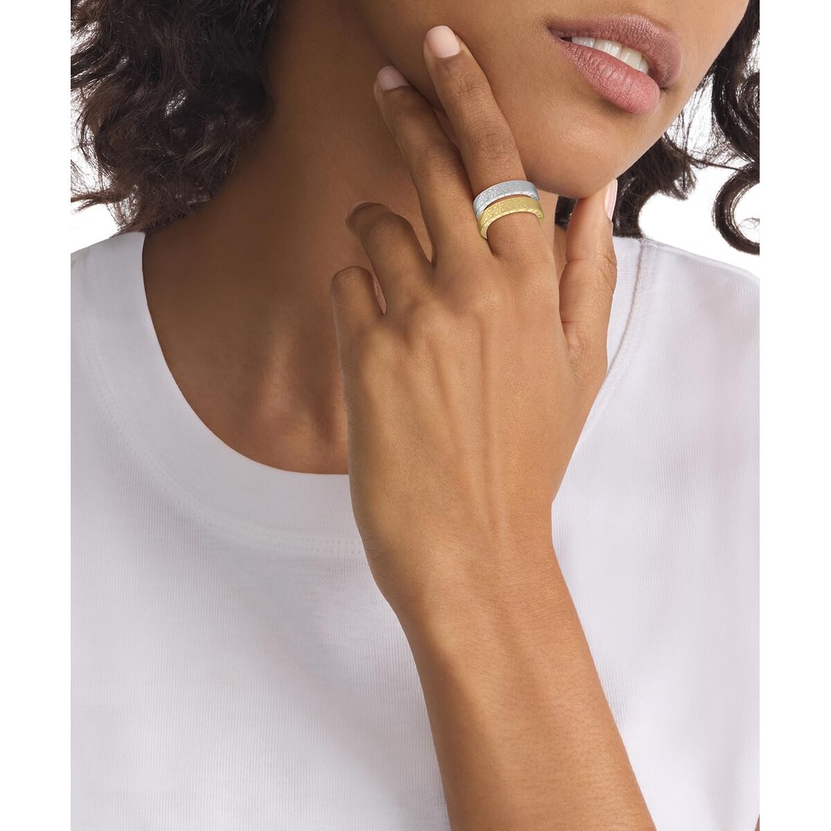 Detail van de Calvin Klein ring met een elegante, tijdloze uitstraling, gedragen op een vinger.