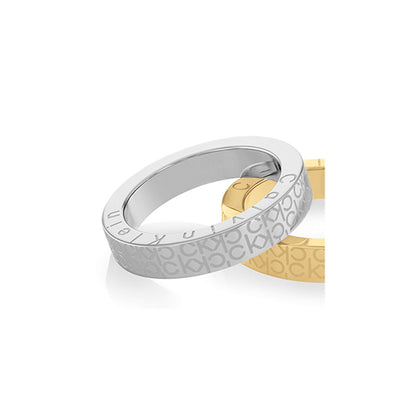 Detail van de roestvrijstalen Calvin Klein ring met gegraveerd logo en stijlvolle afwerking.