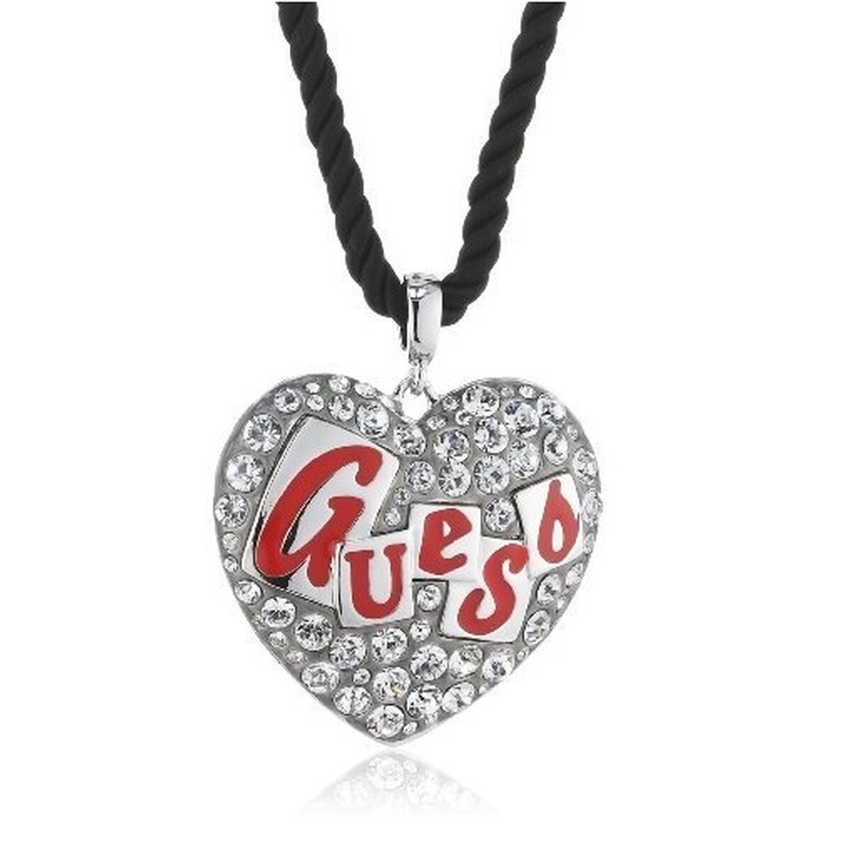 Detail van de Guess ketting met hartvormige hanger en strass steentjes.