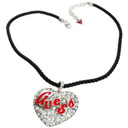 Zijaanzicht van de Guess ketting met een hartvormige hanger en strass-steentjes.