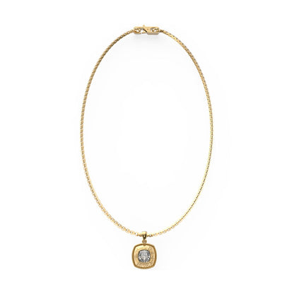 Detail van de Guess ketting met gouden afwerking en een elegante hanger.