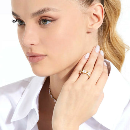 Detail van de Guess Ring Dames met elegante bloemenmotieven, gedragen door een model.